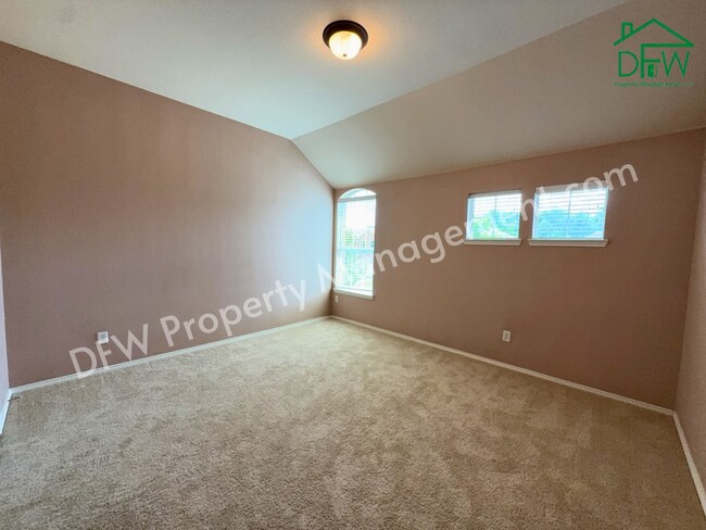 Building Photo - Elegant and Spacious 5-Bedroom Home for Lease in Fort Worth