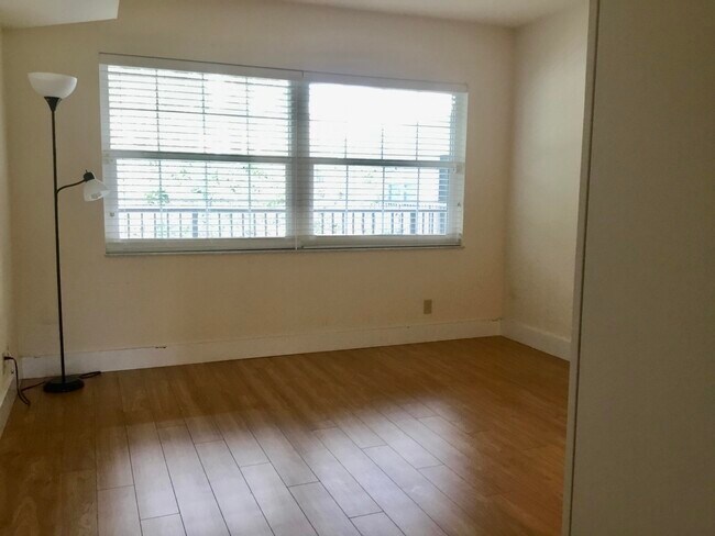 Building Photo - 4007 N Cypress Dr