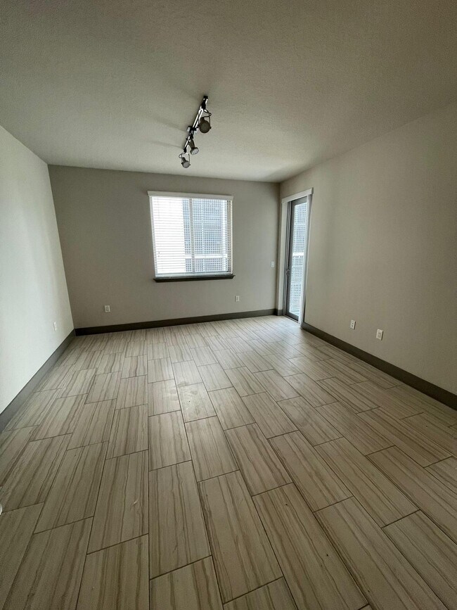 Building Photo - 8905 Dadeland Blvd