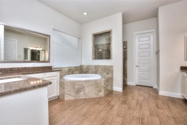 Building Photo - 10604 Lavon Bend