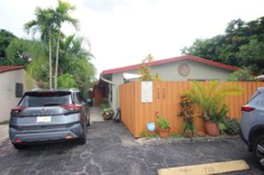 Building Photo - 724 NE 23rd Dr