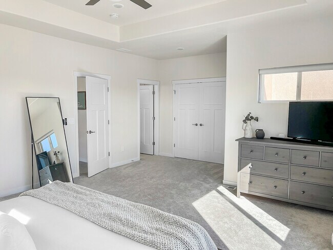 Building Photo - 5707 Villa Lorenzo Dr