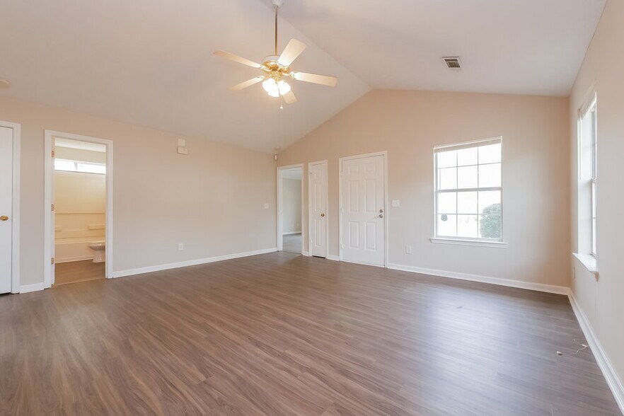 Building Photo - 521 Lakecourt Dr