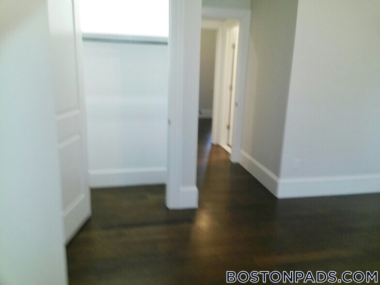 Building Photo - 2044 Beacon St