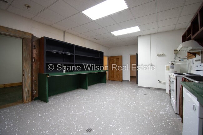 Building Photo - Commercial Property Ideal for Contractor t...