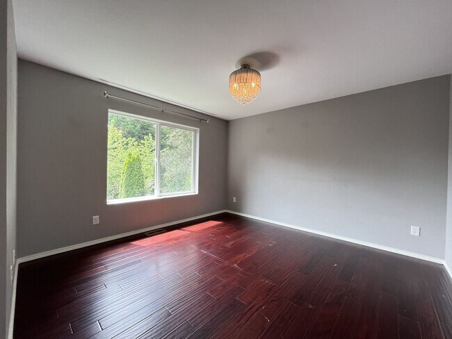 Building Photo - Beautiful 5BD/3BA Home with Soaking Tub, Island Kitchen & Attached 2-Car Garage