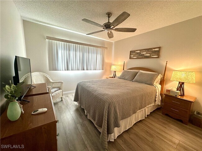 Building Photo - 555 Park Shore Dr