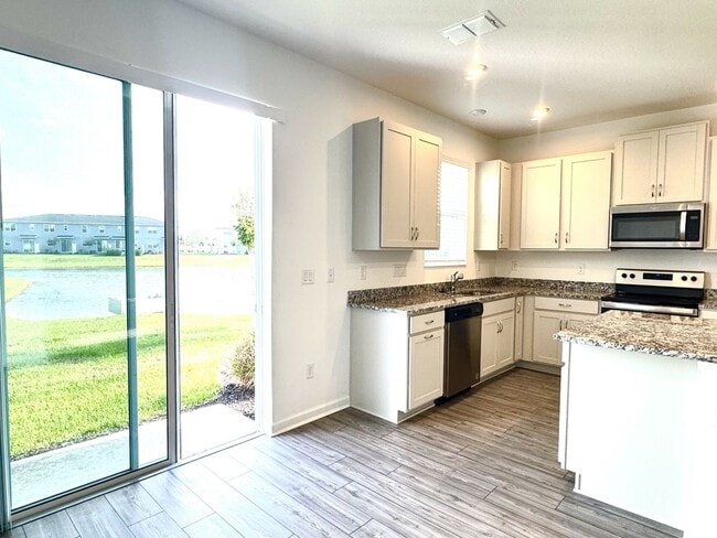 Building Photo - 3 Bedroom 2.5 Bathrooms Townhouse at Spring Isle Palms