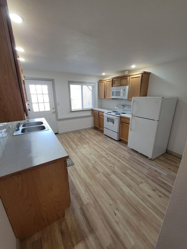 Building Photo - Spacious, Basement One Bedroom with Private Entry! Port Orchard - Available Now!