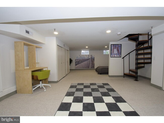Building Photo - 305 S 11th St
