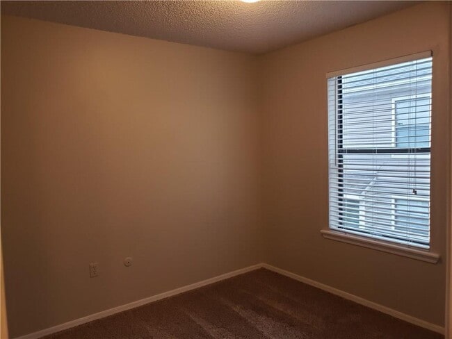Building Photo - 302 Fairway Cir
