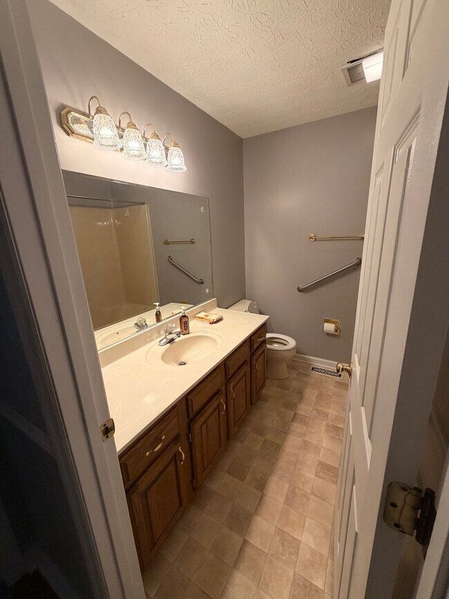 Building Photo - 3BR Home | Granite Kitchen | Fireplace | Deck | Fenced Yard