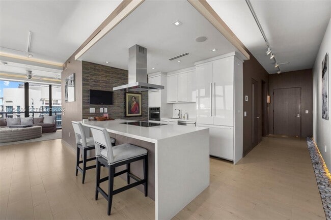 Building Photo - 5875 Collins Ave