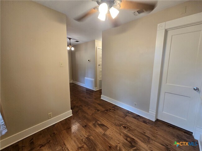 Building Photo - 294 Tolle St