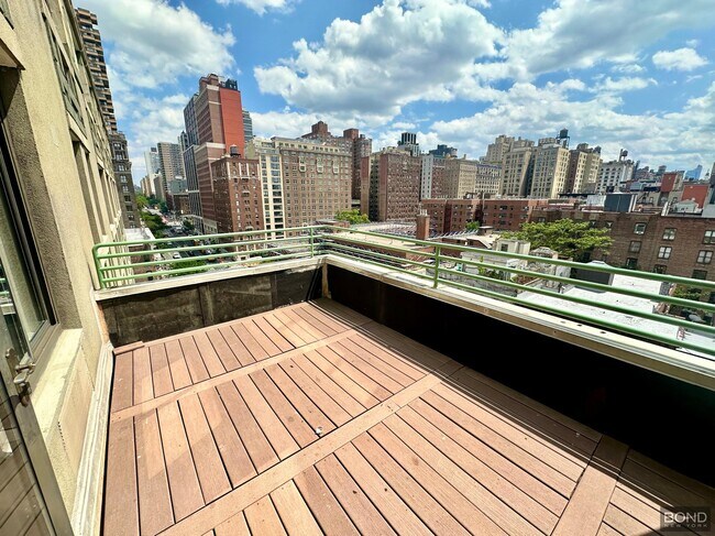 Building Photo - 323 W 96th St