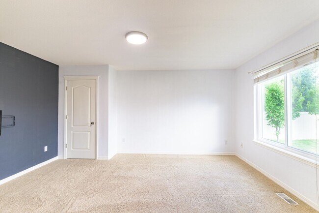 Building Photo - Private Oasis with Panoramic Mountain Views – 4 BR Plus Bonus Room / Office