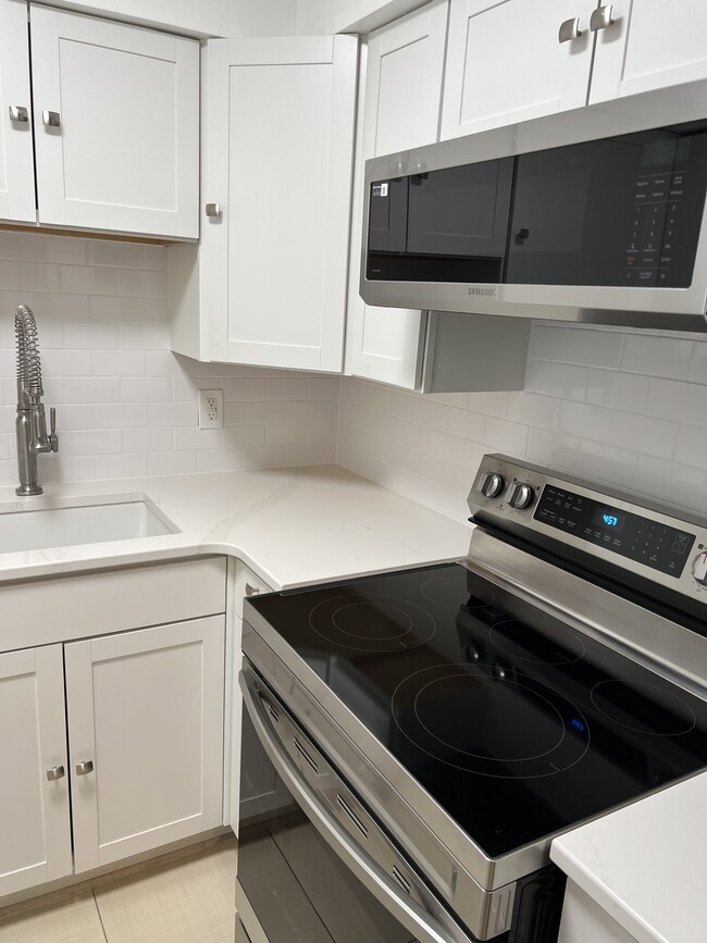Building Photo - 625 S Royal Crest Cir