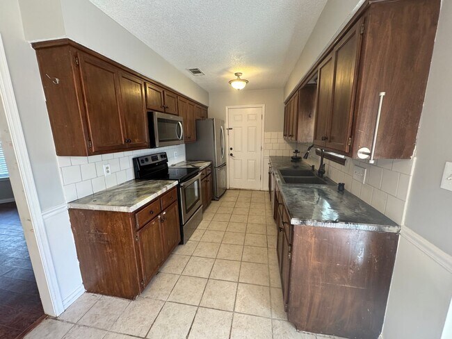 Building Photo - 3 BEDROOM  2 BATH 2 CAR GARAGE SITTING ON A CORNER LOT.  FEATURES INCLUDE: WASHER & DRYER HOOKUPS...