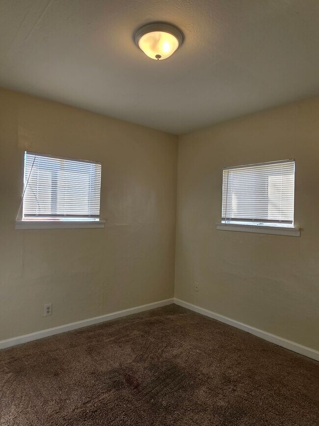 Building Photo - 505 33rd St