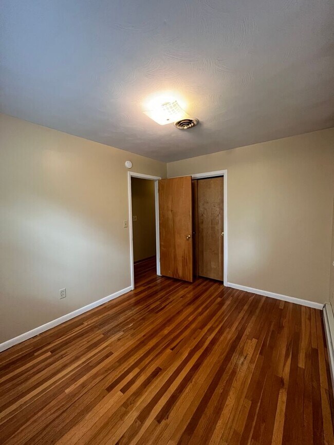 Building Photo - Beautiful 3 Bedroom Home in Normal!