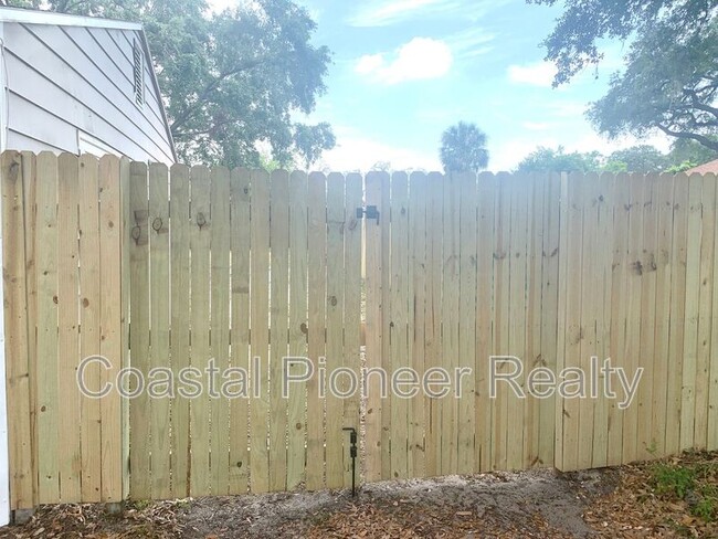 Building Photo - 3015 Deleuil Ave