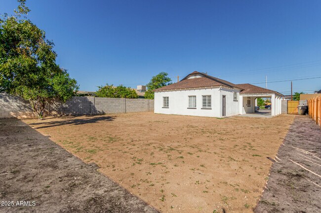 Building Photo - 423 E Crescent Ave