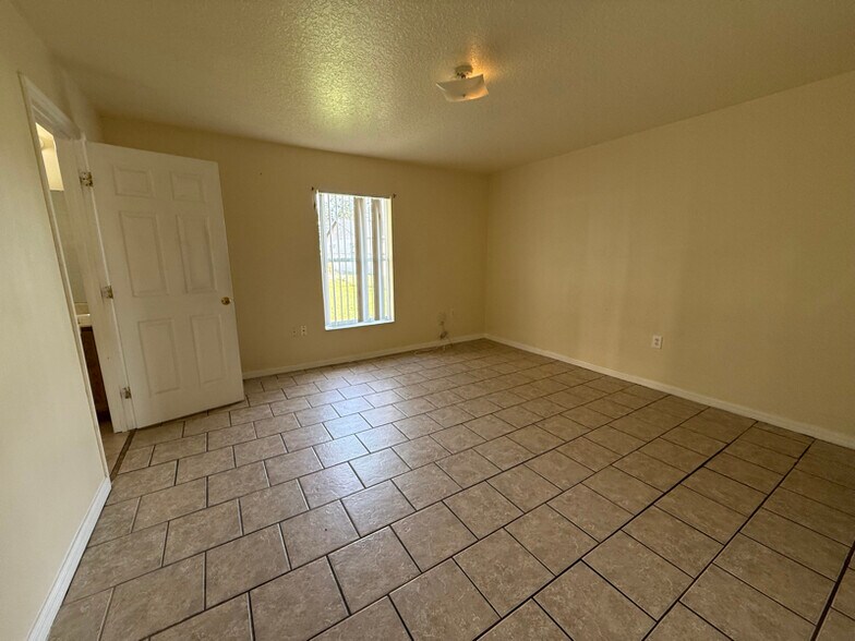 Building Photo - 731 Squirrel Ct