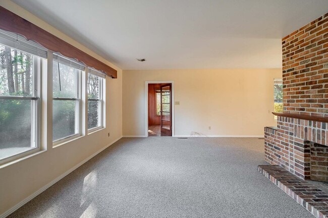 Building Photo - 2818 Lakeshore Dr