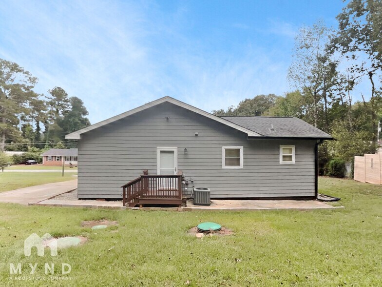 Building Photo - 710 Bluebird Dr SE