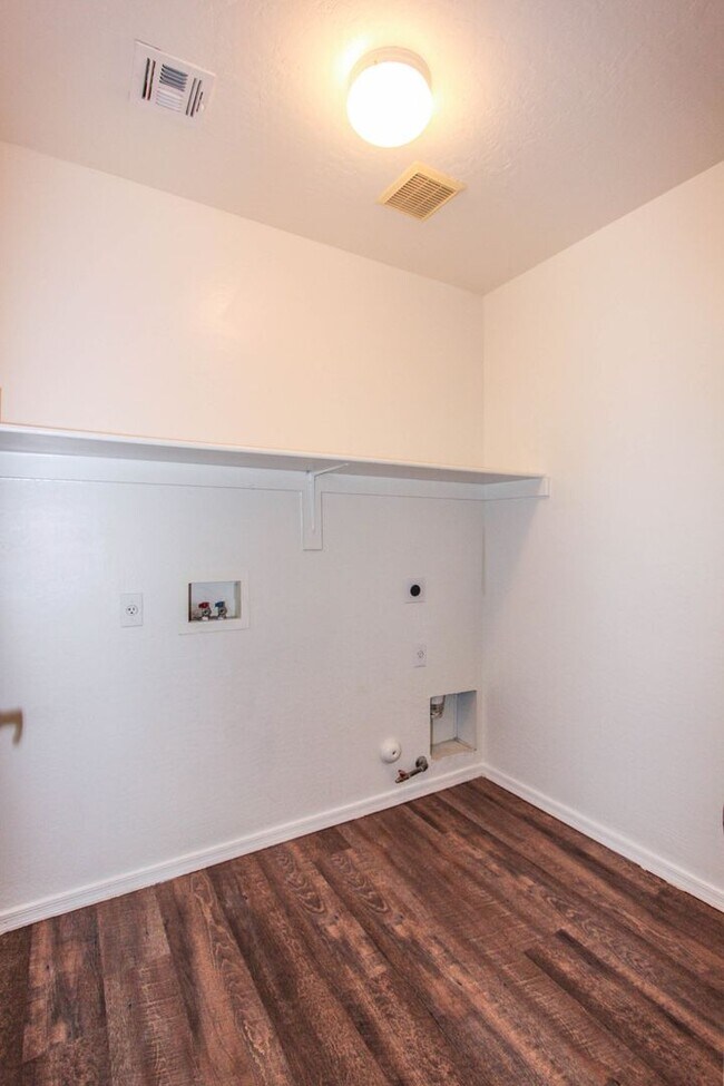 Building Photo - Viewpoint North - Three Bedroom Home