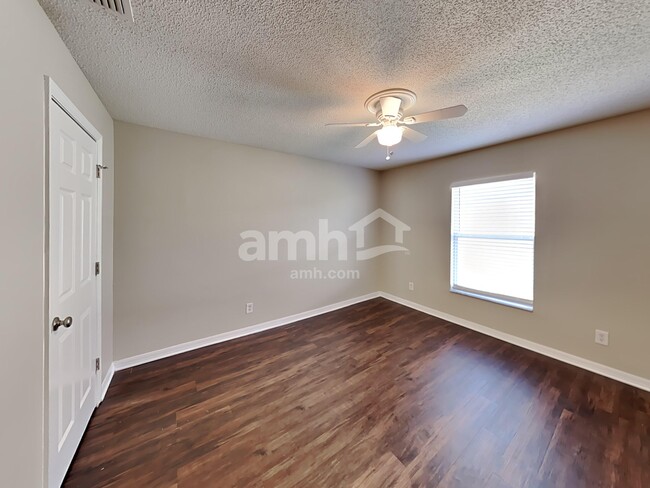 Building Photo - 1913 Southern Oak Loop