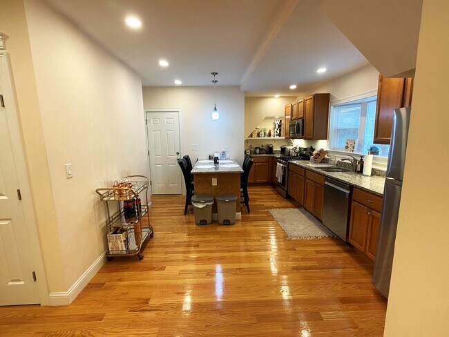 Building Photo - Awesome 4 bed 2 bath in Somerville... Don't miss out!!