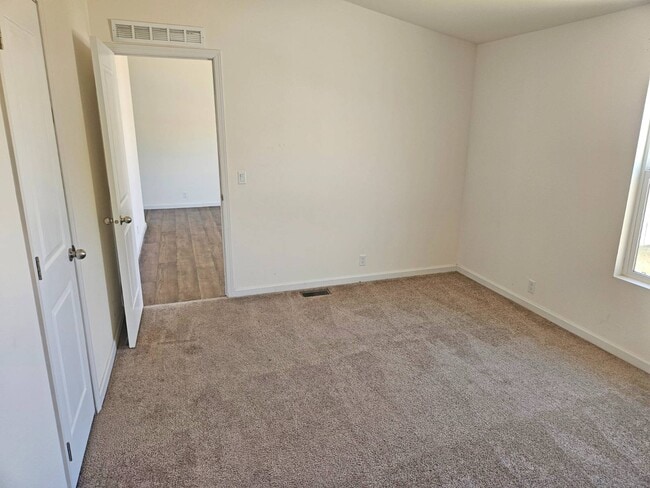 Building Photo - 573 E Sullivan St