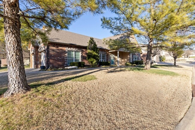 Building Photo - Luxury Living in a Gated Community