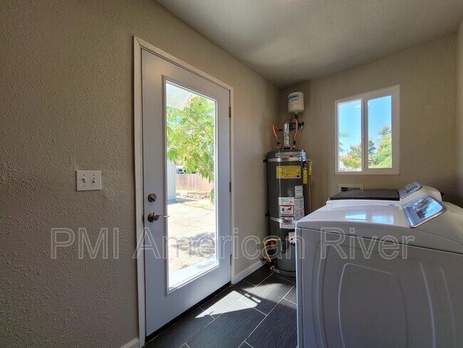 Building Photo - 2212 Paul Ave