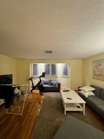 Primary Photo - 620 Boston Ave