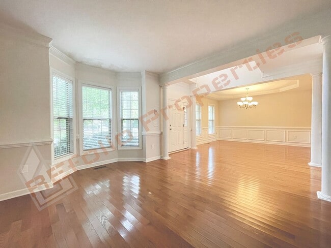 Building Photo - Lovely 5 Bedroom 4 Bathroom Single Family ...