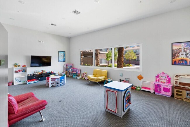 Building Photo - *VERY NICE CONDO IN GATED COMMUNITY !