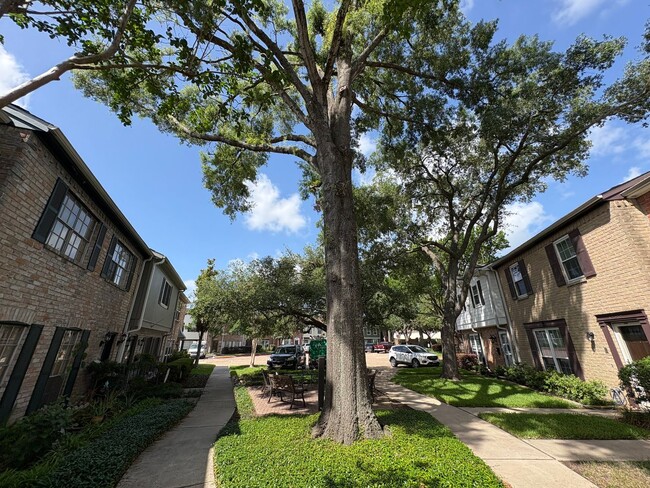 Building Photo - Newly Renovated 4 bed, 2.5 bath Townhome i...