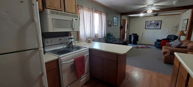 Building Photo - Cozy Red Cabin in Boise County - 30 Minute...