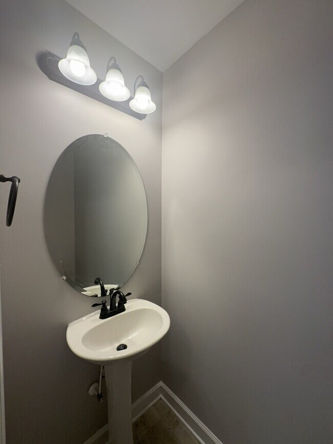 Building Photo - 1115 Westmoreland Dr