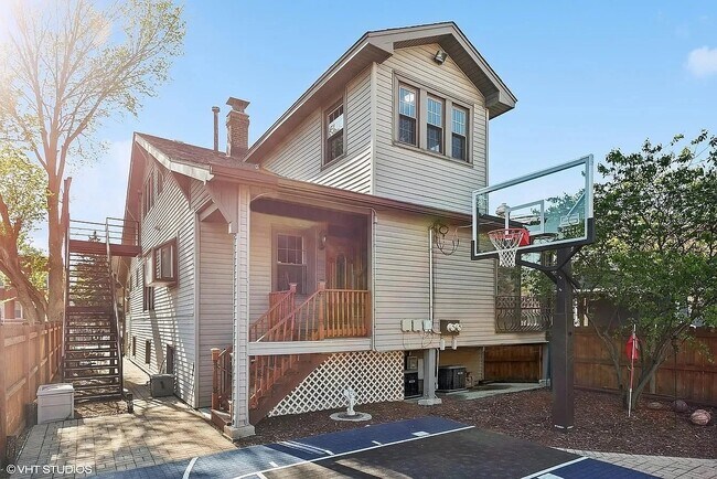 Building Photo - 2443 N Oak Park Ave