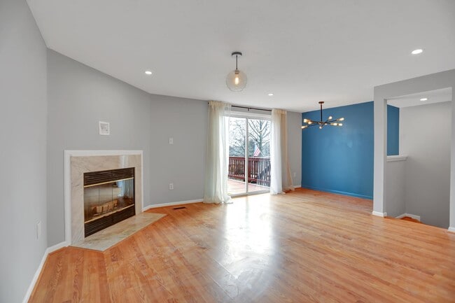 Building Photo - Charming End Of Group Townhome for Rent