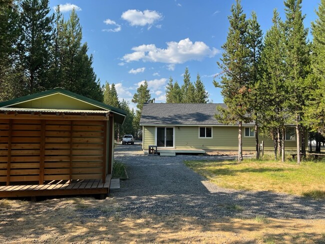 Building Photo - Custom Home Close to Big Deschutes