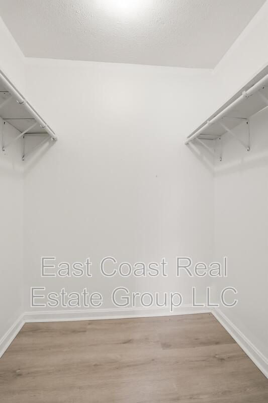 Building Photo - 427 N Western Ave