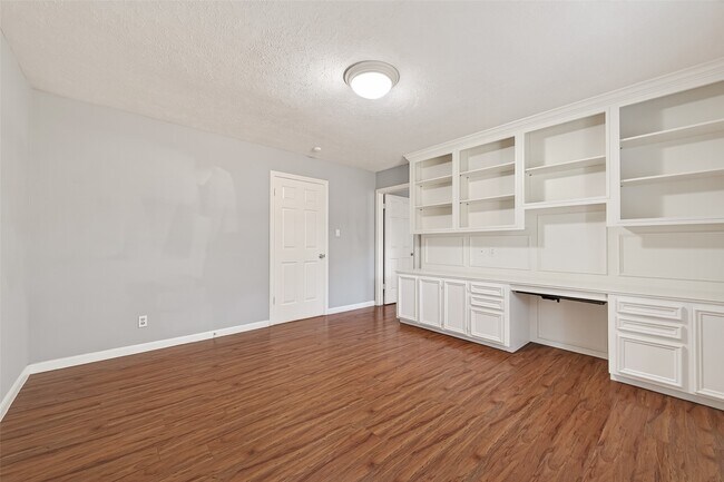 Building Photo - 1918 Shadow Forest Dr