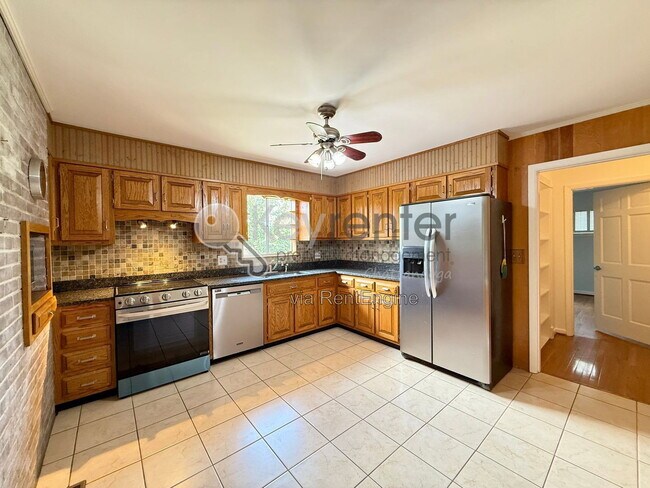 Building Photo - 1406 Highland Way