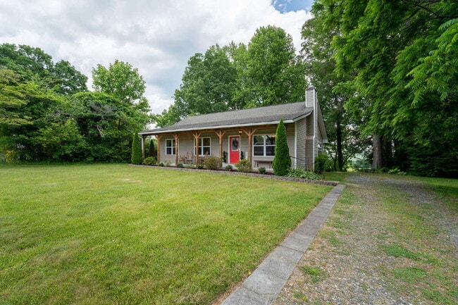 Building Photo - Mountain Lux Home - Centrally Located in Brevard! Furnished Mid- Term Rental Available from Novem...