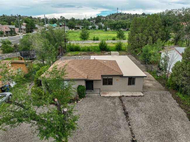 Building Photo - Price reduced. College students welcome in this 4 bedroom home!