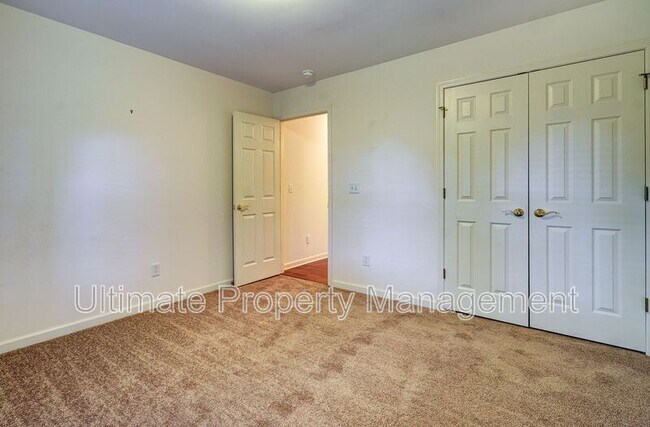 Building Photo - 700 Valley Brook Rd